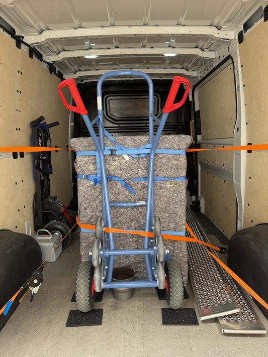 Kaminofen sicher verpackt und verzurrt im Transporter – Ofen Transport von Wien-Umgebung in die Steiermark