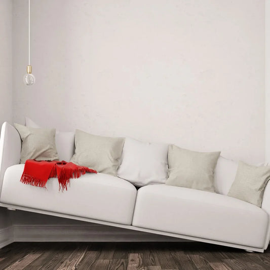 Weißes Sofa mit rotem Schal in einer leeren Wohnung