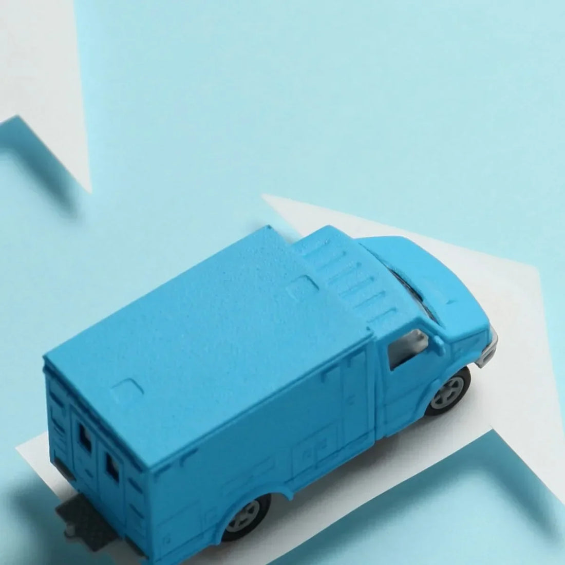 Modell eines Transporters auf Papier – Symbolbild für Umzugskosten in der Steuererklärung