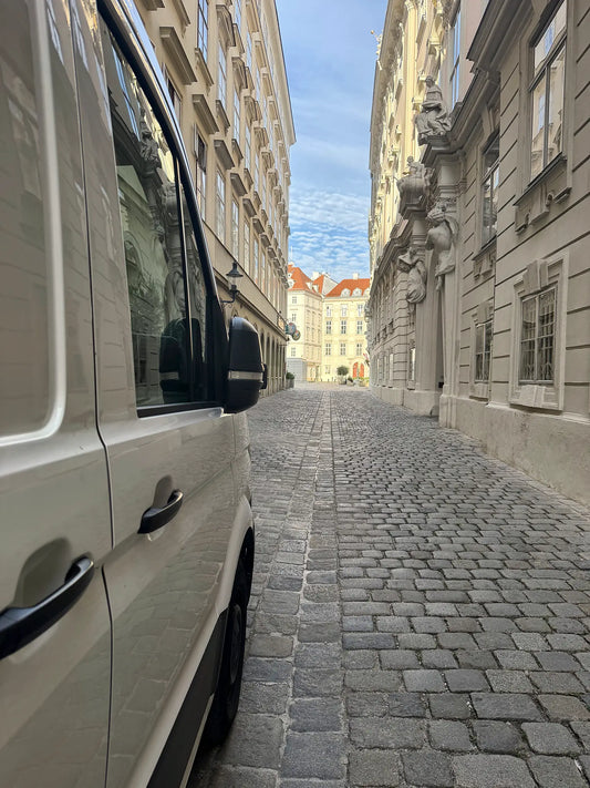 Geschäftslokal räumen in Wien 1010: Küchen, Theke und Rigipswände demontiert
