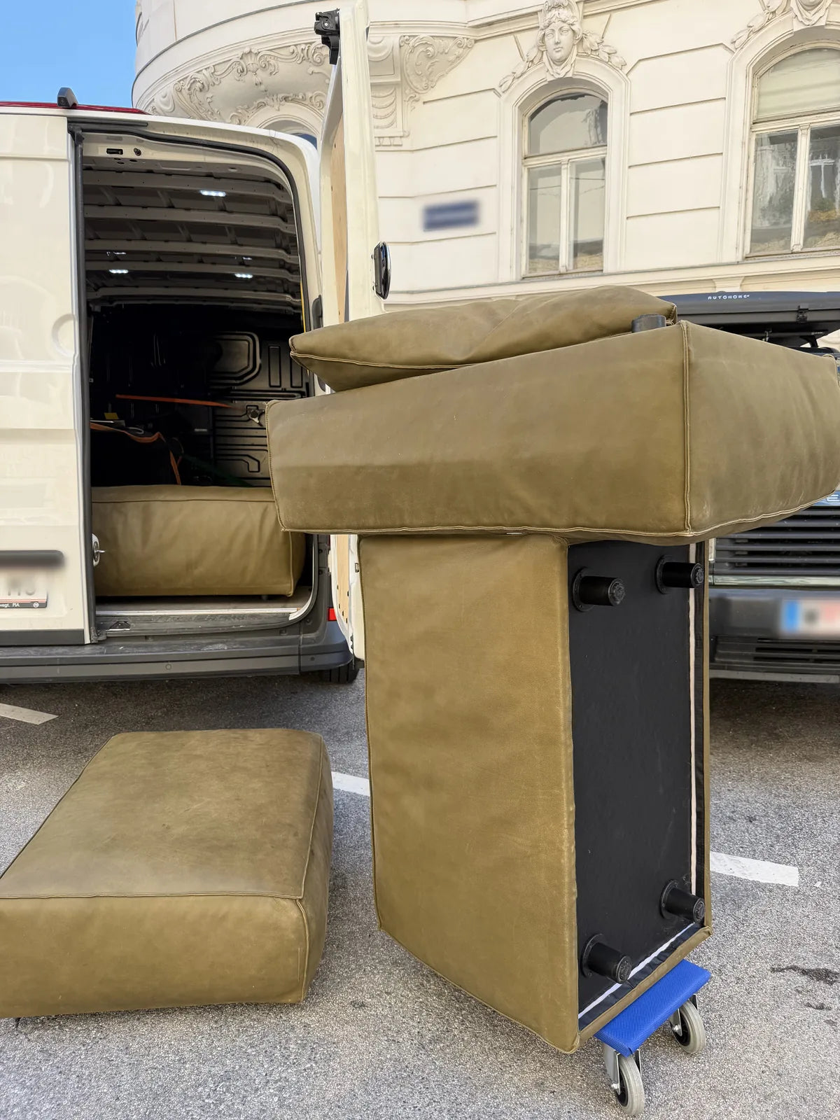 Sofaelemente auf Möbelroller beim Verladen in den Transporter