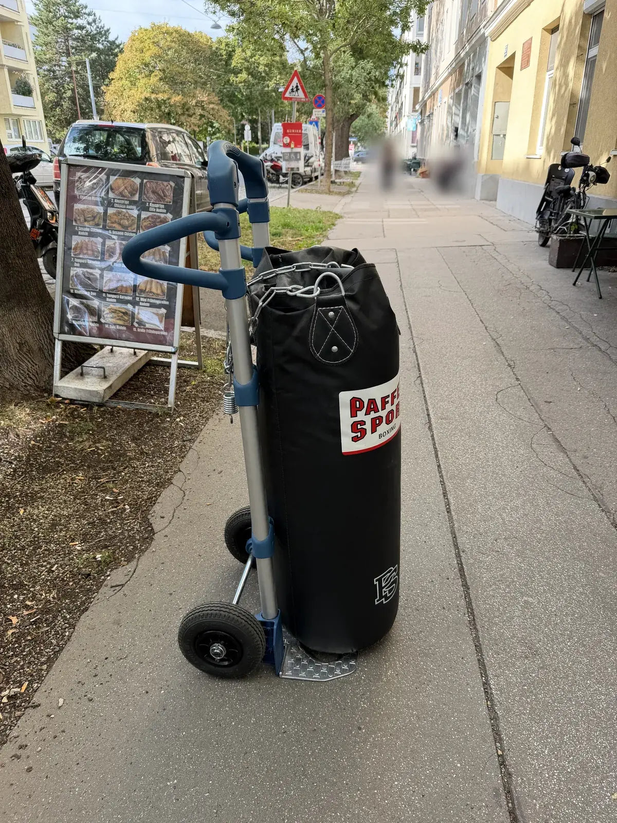 Alu-Sackkarre mit Boxsack auf dem Gehsteig in Wien